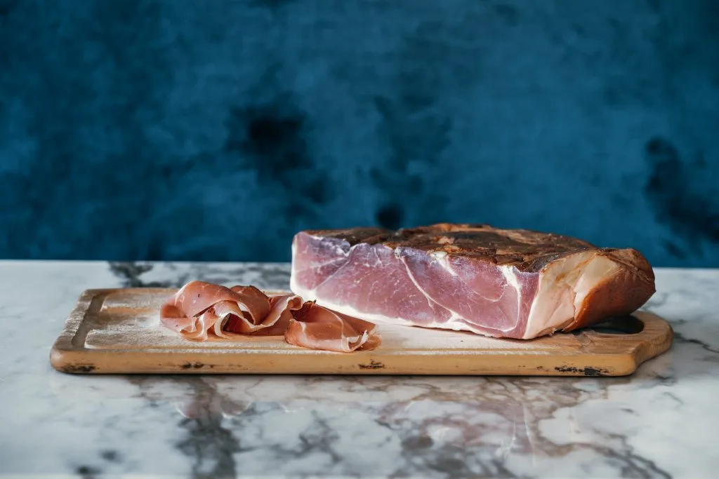 Charcuterie italienne préparée sur une planche