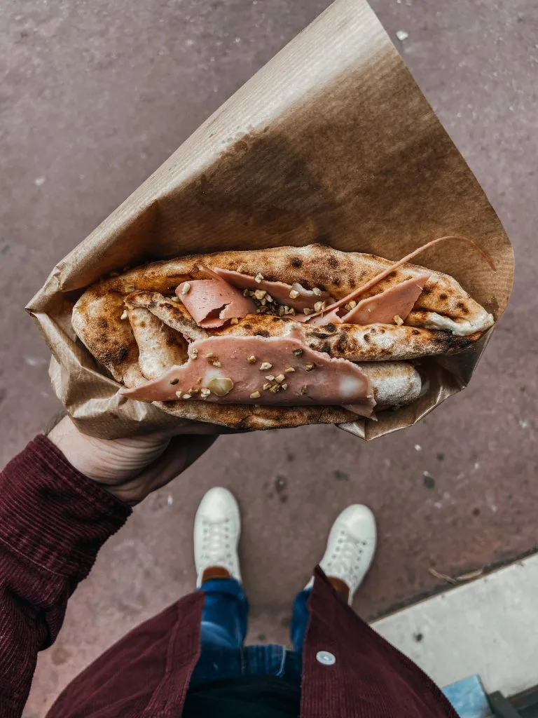 Pizza portafoglio tenue à la main dans les rues de Toulouse