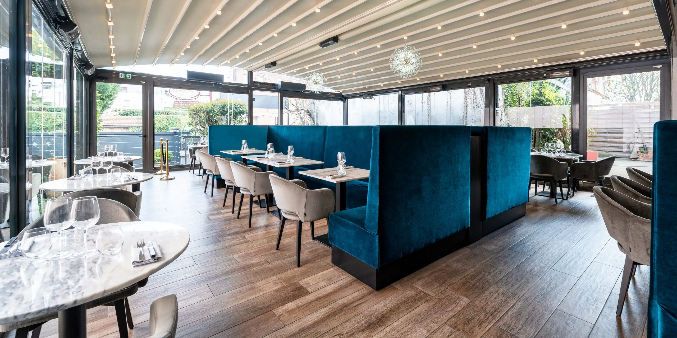 Salle lumineuse du restaurant La Romantica
