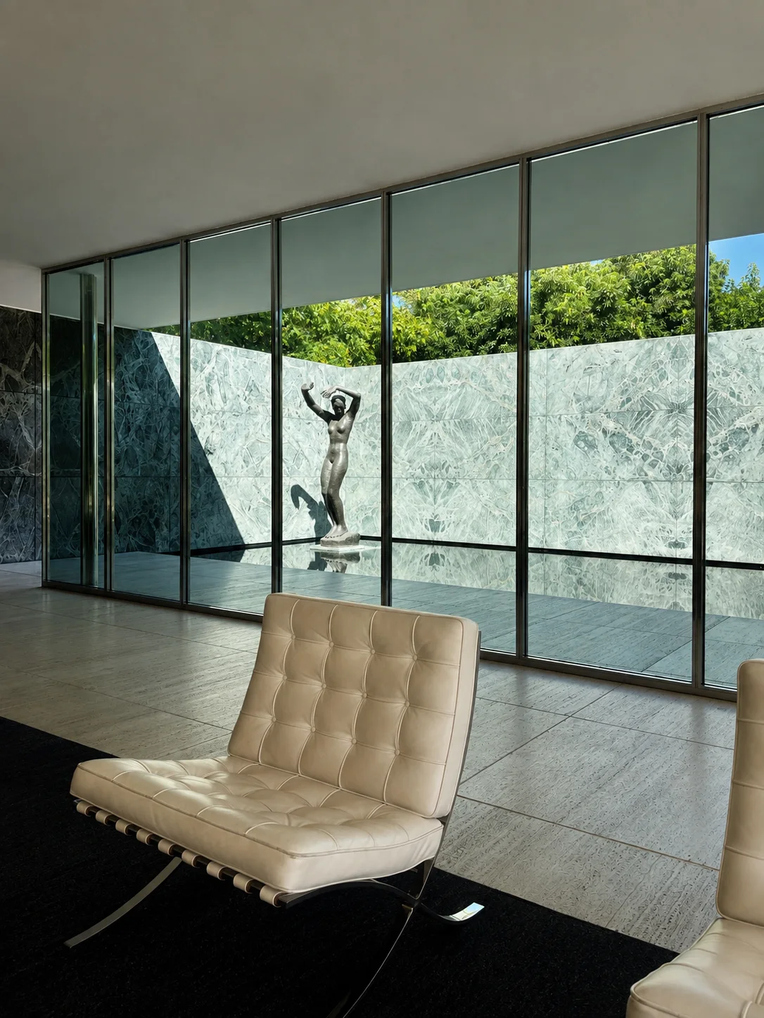 Statue et reflets au pavillon Mies van der Rohe
